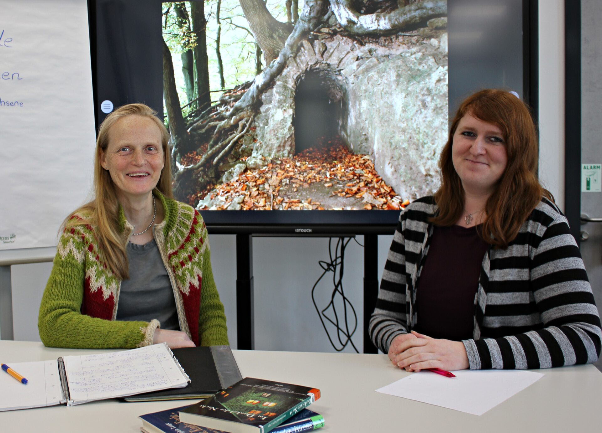 Michelle Wagner und Katrin Oberländer in der Bibliothek Kall